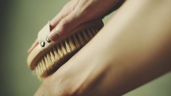FALL IN LOVE WITH BODY BRUSHING - Voya Skincare