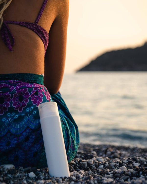 How to properly remove sunscreen after a day in the sun - VOYA Skincare