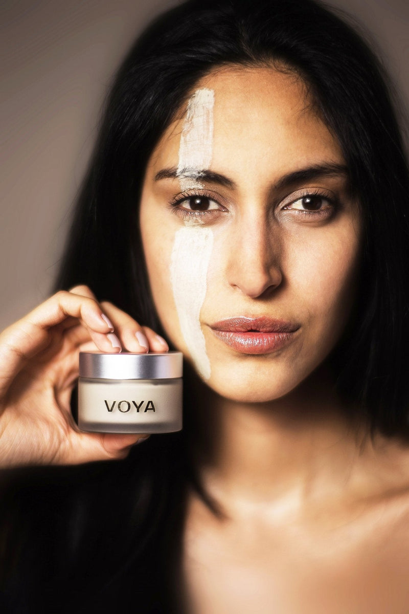 VOYA Skincare USA Get Glowing Clay Mask in use